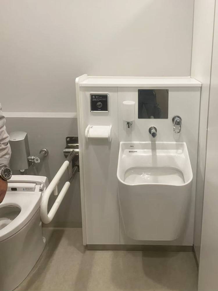 専門学校内多目的トイレ改修工事