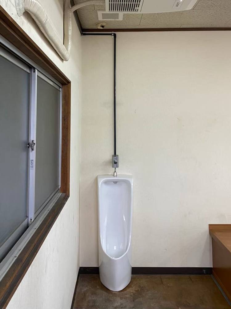 工場内小便器取付工事